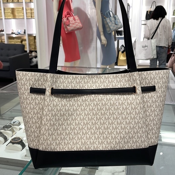 MICHAEL KORS
Reed Large Logo Shoulder Tote Bag
Vanilla/Black
Style# 35S3G6RT3B - Picture 11 of 16